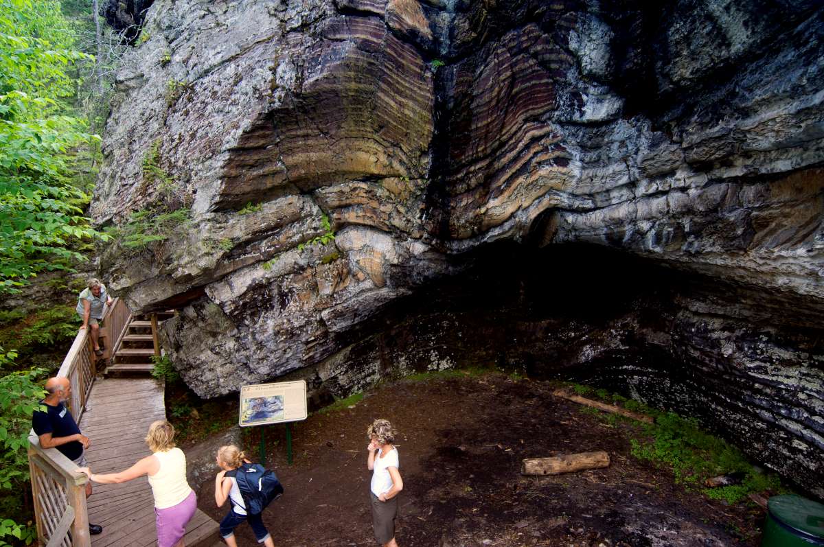 The trails of the Grotte des fées The trails of the Grotte des fées