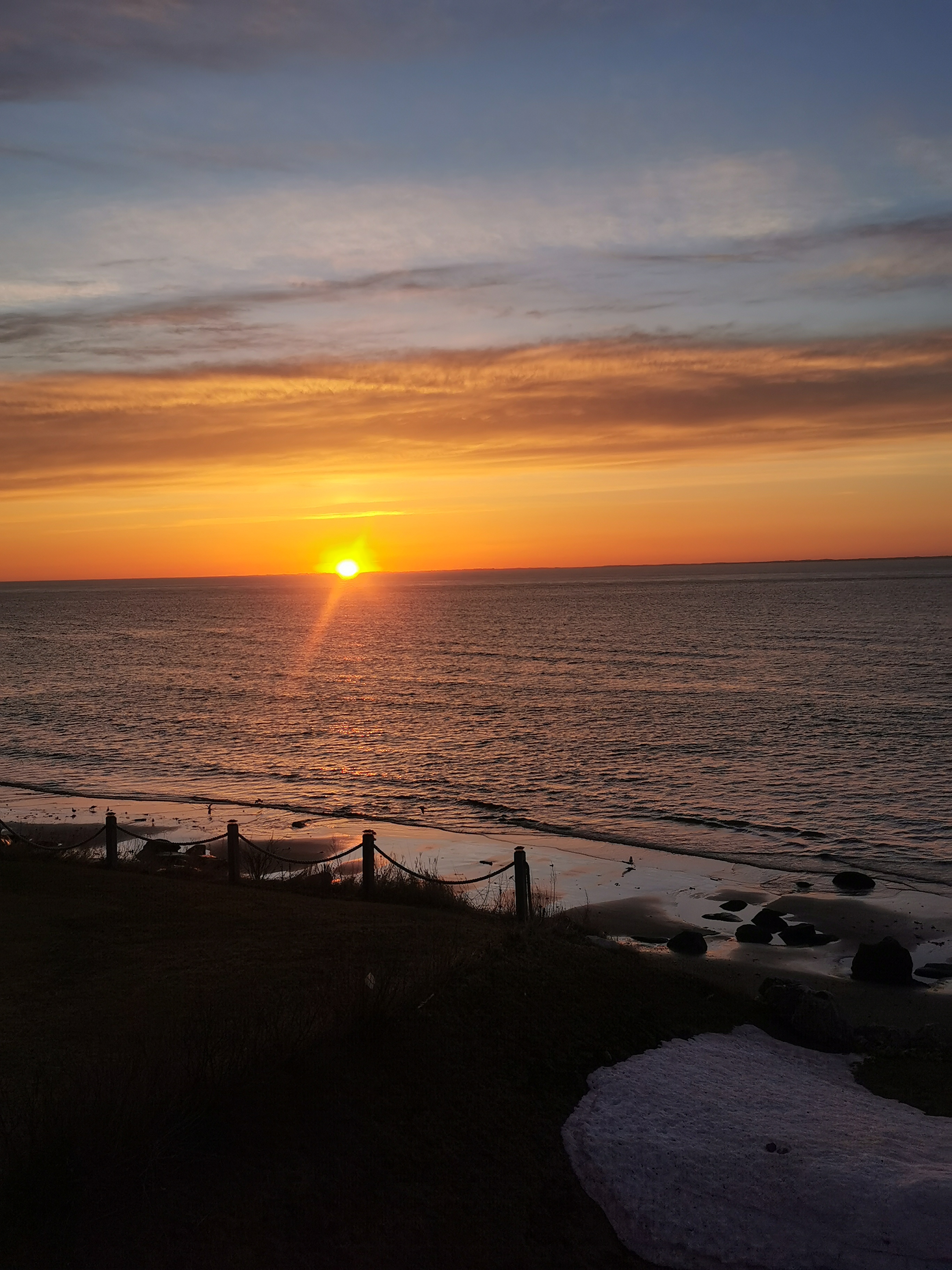 Coucher de soleil sur le bord du fleuve 