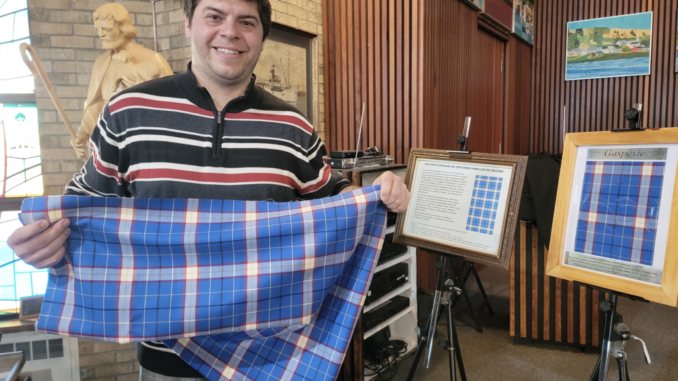 Benoit Poulin présente le tartan gaspésien