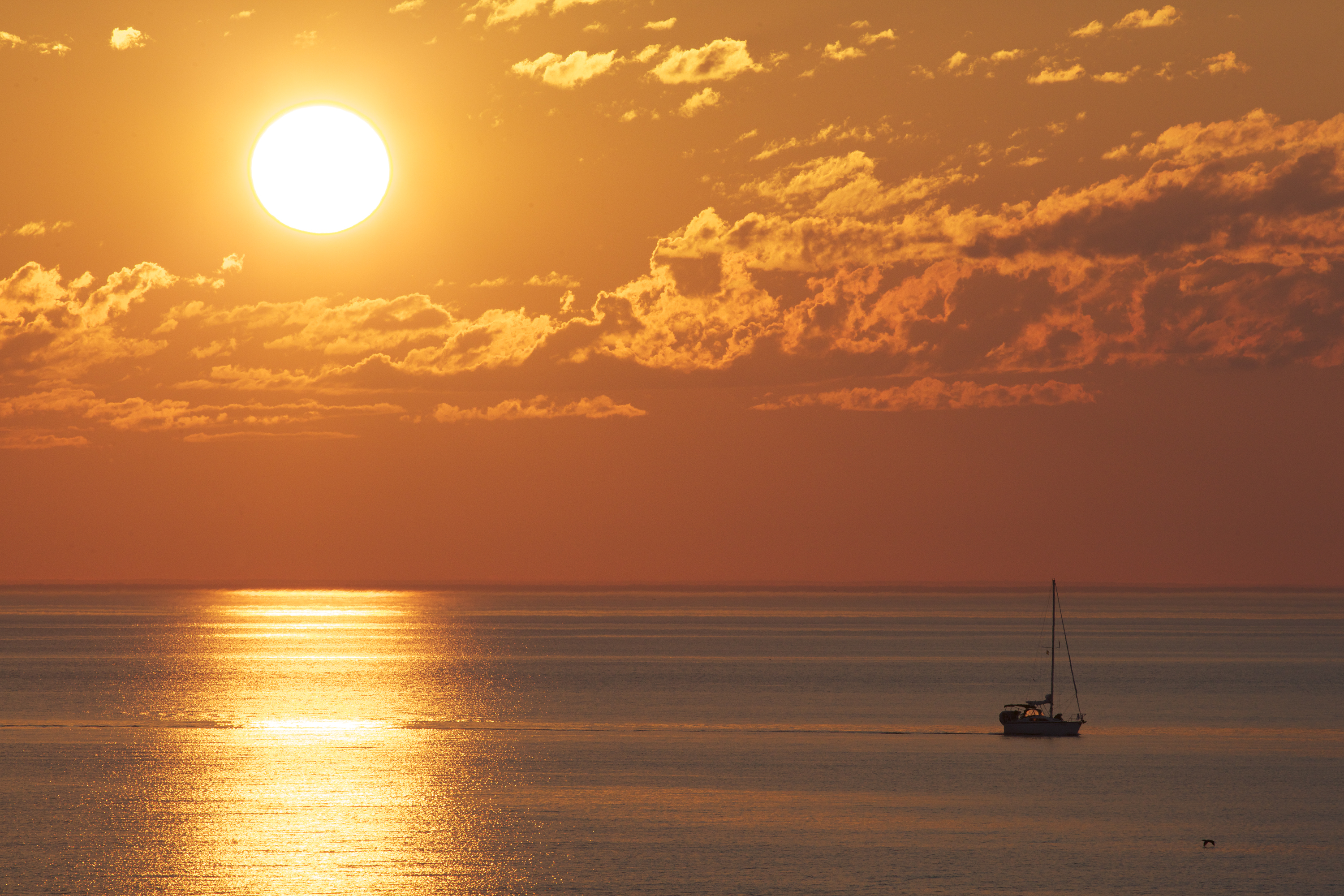 Coucher de soleil avec un voilier - Tourisme La Matanie 