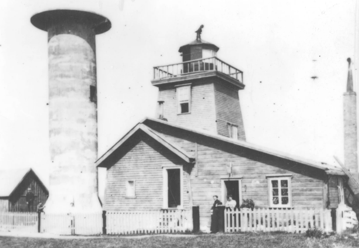 Le deuxième phare de Matane prêt à recevoir sa lanterne et son système d'éclairage en 1907.