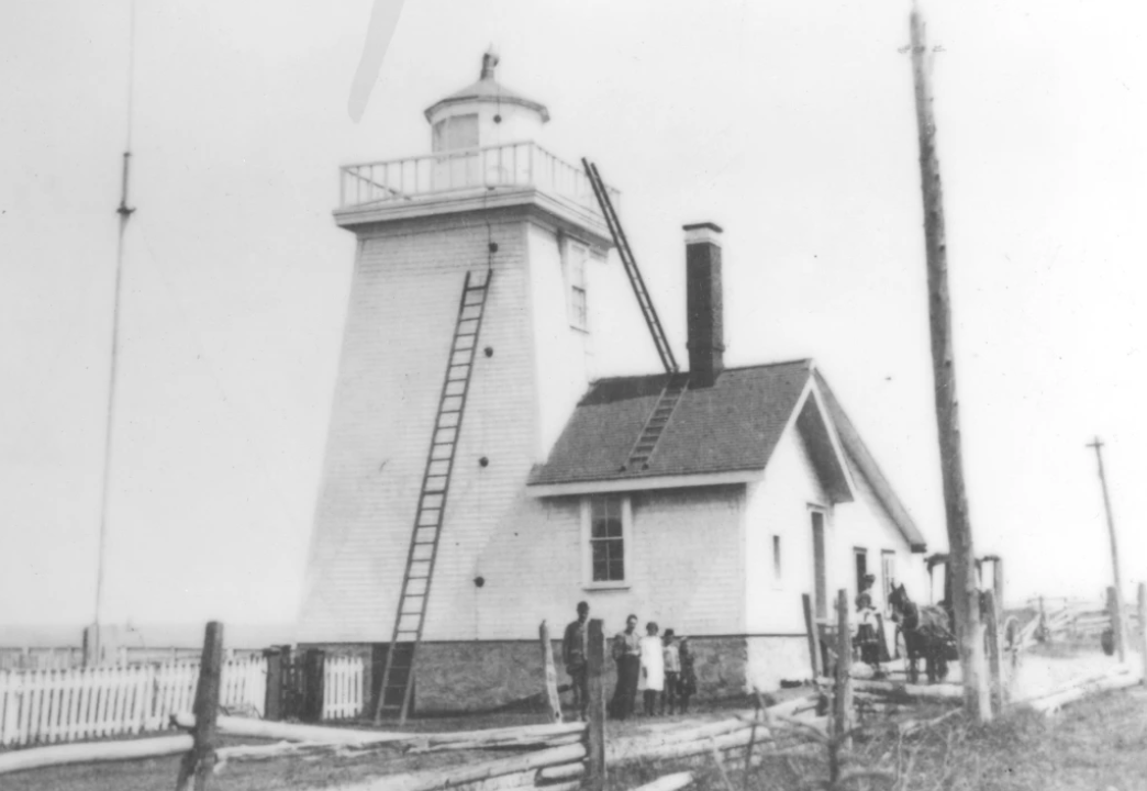 Le gardien du phare de Matane et sa famille en 1903. À droite nous pouvons apercevoir l'agrandissement qui a été construit en 1882 et qui servait de résidence. 
