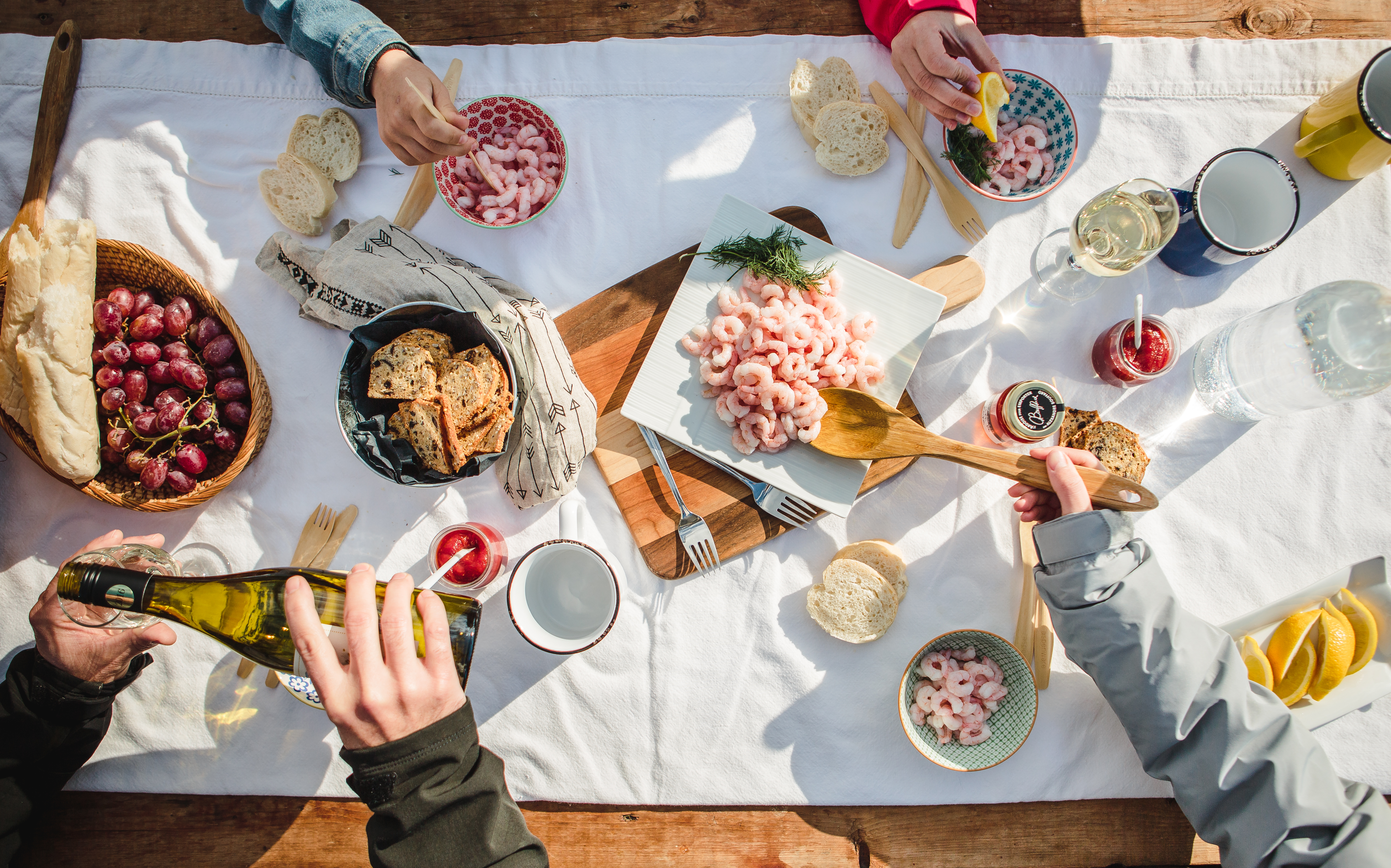 Table avec délices locaux de La Matanie 