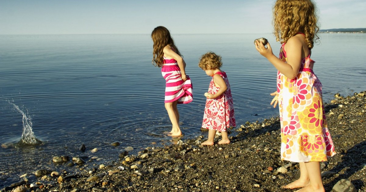 Fillettes au bord de l'eau en Matanie