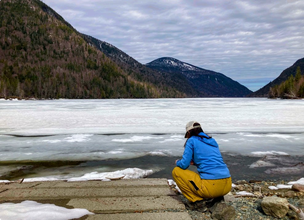 Portrait de Katy Rioux au bord d'un lac gelé