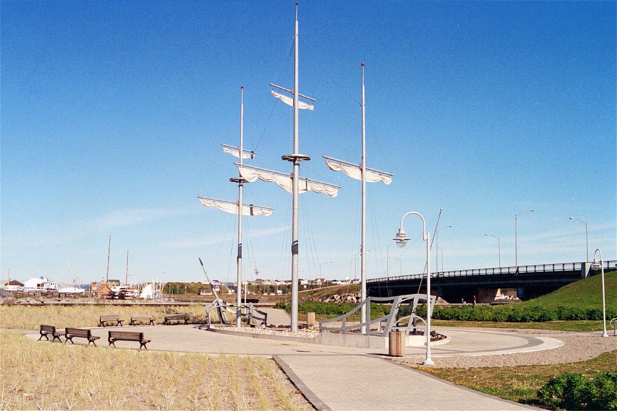 Bateau de la Place des Rochelais à Matane 