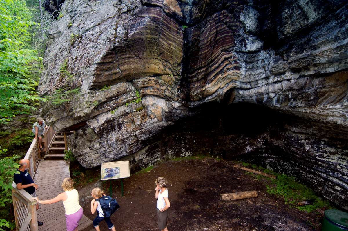 The trails of the Grotte des fées