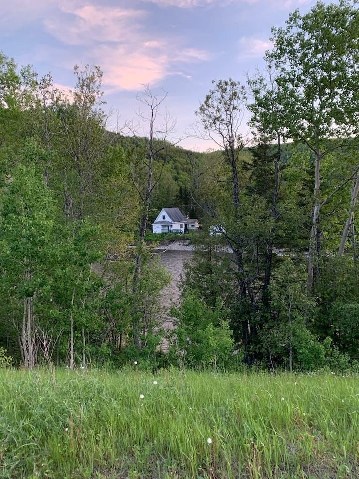 Chalet bordant la rivière Matane