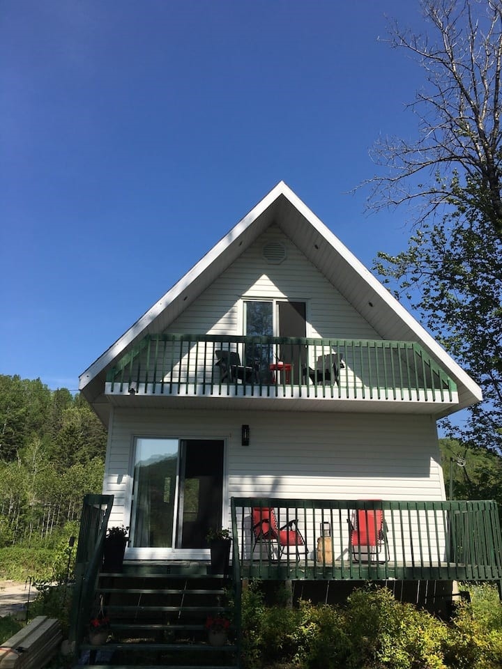Chalet bordant la rivière Matane